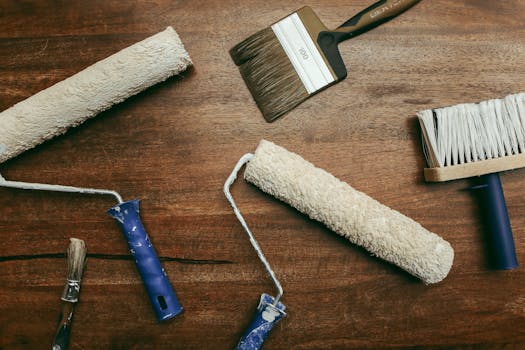 Assortiment de pinceaux rouleaux et outils de peinture
