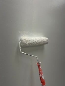 Mur fraichement peint dans un interieur moderne